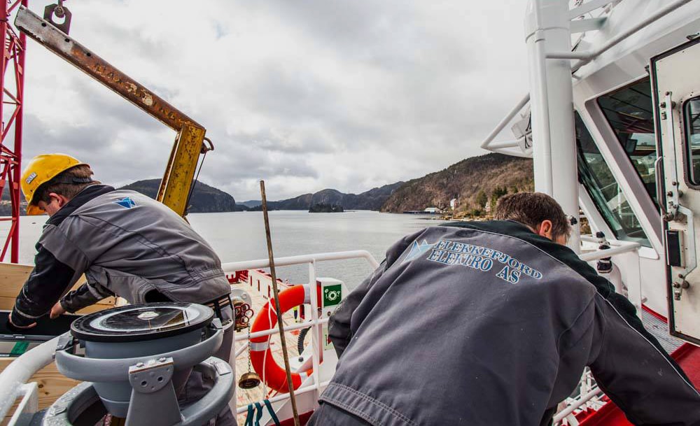 Elektrikere fra Flekkefjord Elektro i arbeide på båt